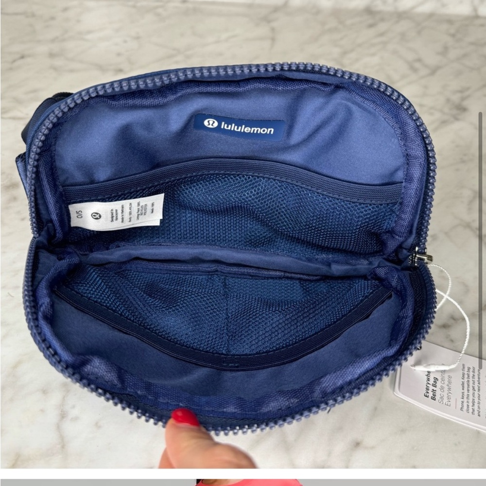 NWT Lululemon Belt Bag 1L -Navy - Picture 3 of 4